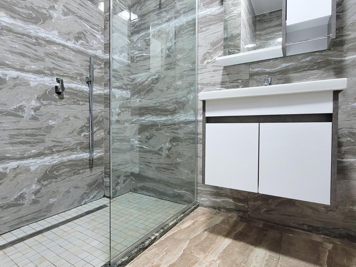 One-Bedroom Gem By The Square Tirana Zewnętrze zdjęcie